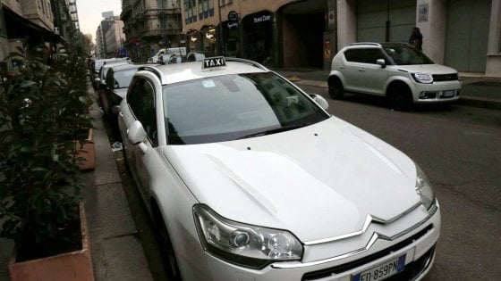 Tenta di violentare due sue clienti, tassista abusivmo preso a Milano
