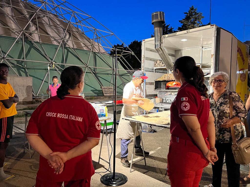 Pizze e bibite gratis a 150 giovani migranti al Tensostatico di Rosolini