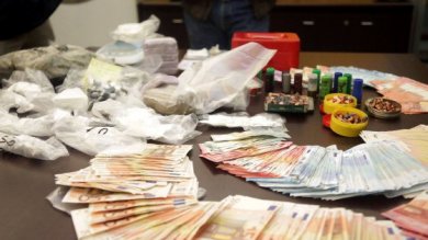 Arrestato presunto pusher della "Ragusa bene": in casa aveva cocaina, denaro e assegni