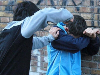 Picchiano e terrorizzano un minorenne nel Nisseno, quattro arresti