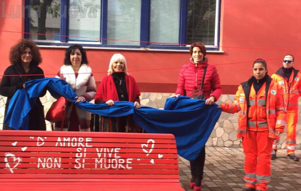 Femminicidi, oggi la giornata mondiale contro la violenza sulle donne: panchina rossa a Montecitorio