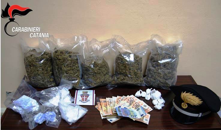 Mezzo chilo di cocaina e quasi 2 chili di marijuana, arresto a Catania