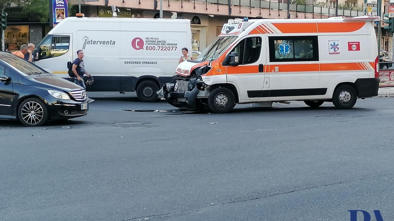 Scontro a Palermo tra un'ambulanza e un'auto, 4 feriti: pure dottoressa