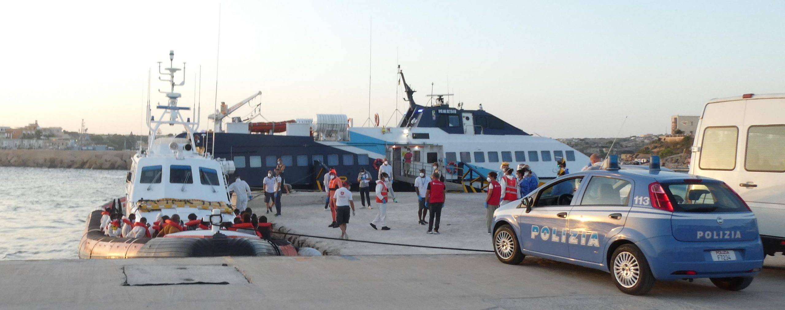 Migranti, decimo approdo oggi a Lampedusa: altri 65