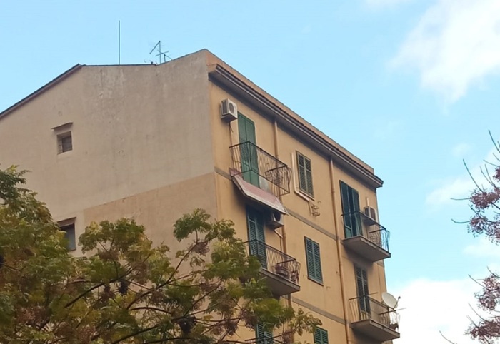 Balcone pericolante a Palermo, strada riaperta dopo la rimozione