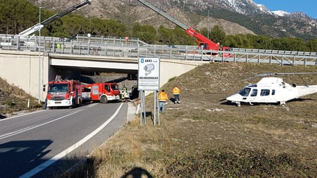 Tir si ribalta sulla A2, morto conducente a Morano Calabro