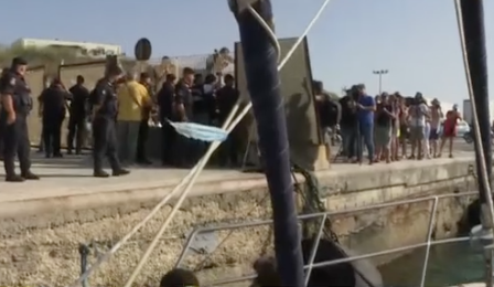Il veliero Alex  dell'Ong con i migranti a bordo attracca nel porto di Lampedusa