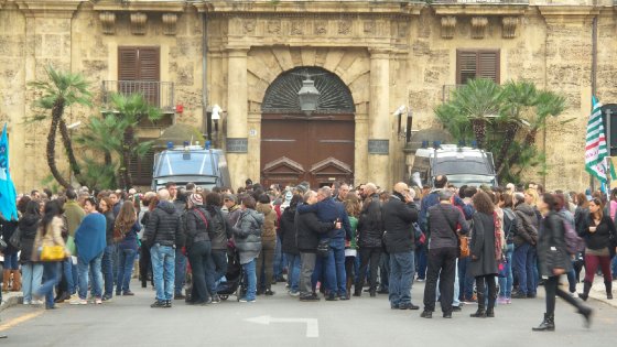 Palermo, sit-in di quattrocento lavoratori di Almaviva contro i licenziamenti
