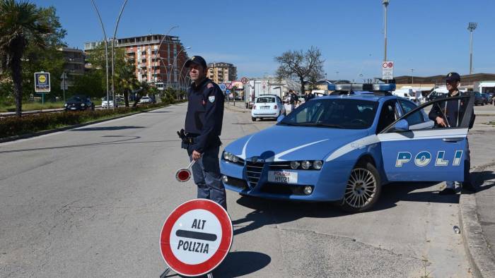 Non ha la patente e sperona la polizia, inseguito e bloccato a Catania
