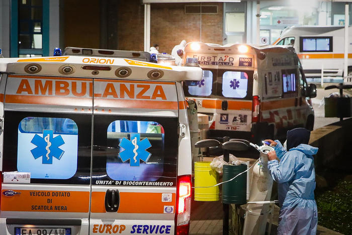 Ancora ambulanze in fila al 'Cervello' di Palermo per ricoverare i pazienti