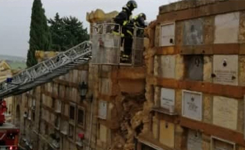 Crolla un muro al cimitero Angeli di Caltanissetta: distrutti 15 loculi