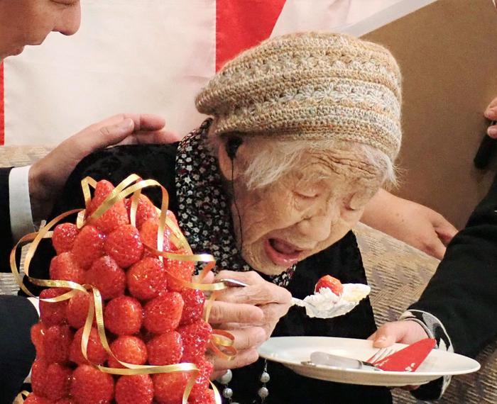 Tokyo, la più anziana al mondo festeggia 119 anni