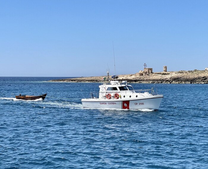 Soccorso barchino a Lampedusa: natante senza motore