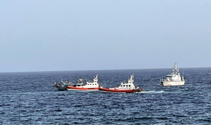 Lampedusa, esplode bombola di gas su barca di migranti, 2 bimbi morti