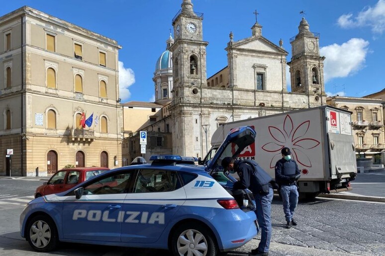 Estorsioni a dipendenti su buste paga: 2 donne arrestate a Caltanissetta
