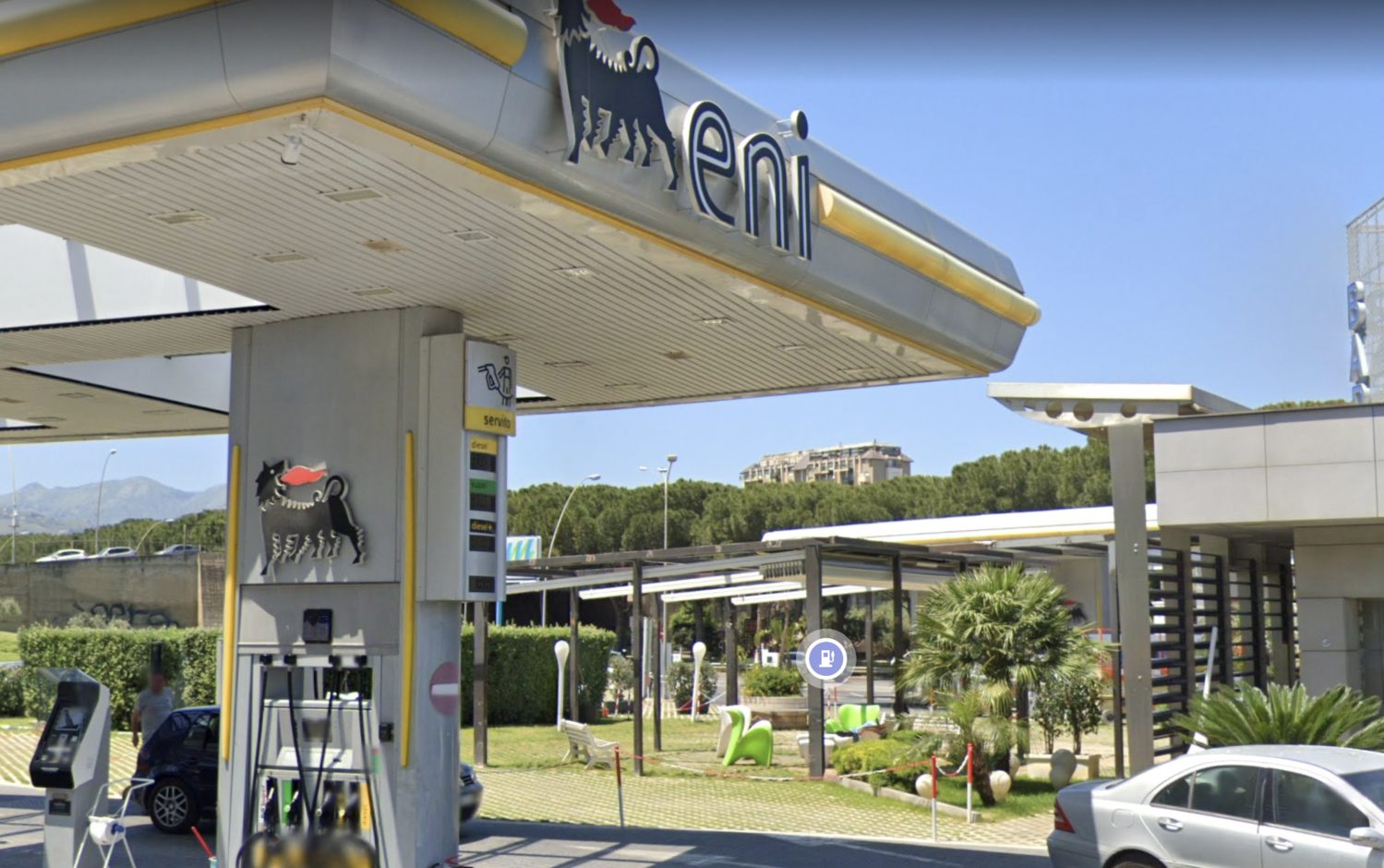 Palermo, due banditi assaltano distributore Eni in via dell'Ermellino