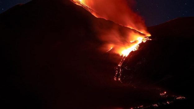 Aumenta l'attività esplosiva dell'Etna, nube di cenere alta 5 chilometri