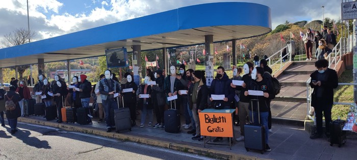 Sorveglianza ad attivisti: flashmob solidarietà in maschera a Cosenza