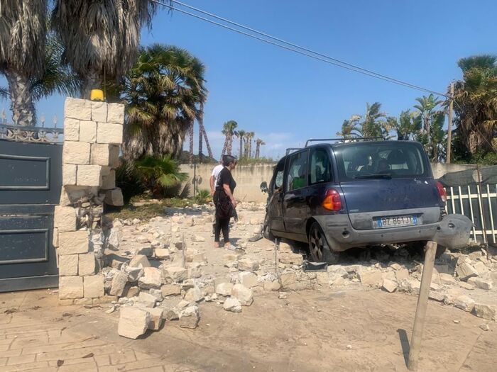 Auto finisce contro un muro a Santa Maria del Focallo: morta una donna