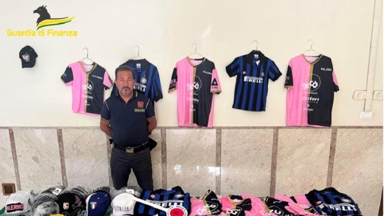 Palermo, sequestrati gadget delle squadre di calcio: ambulanti multati