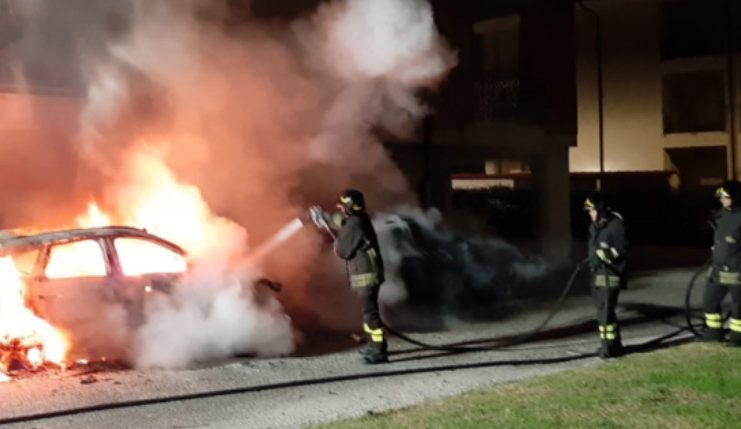 Roghi di auto in via Goya a Gela, bruciate sei autovetture