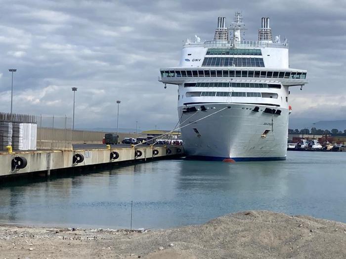 Covid, nave quarantena a Gioia Tauro con 159 migranti a bordo