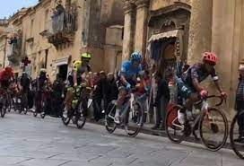 Investì un poliziotto durante il Giro d'Italia: denunciato a Noto