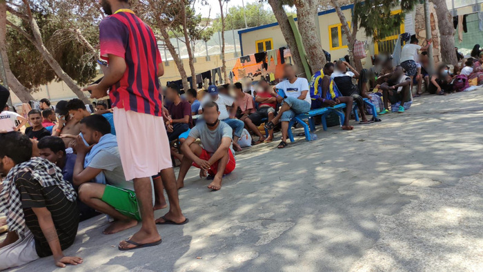 Hotspot di Lampedusa al collasso: 2.000 migranti ammassati