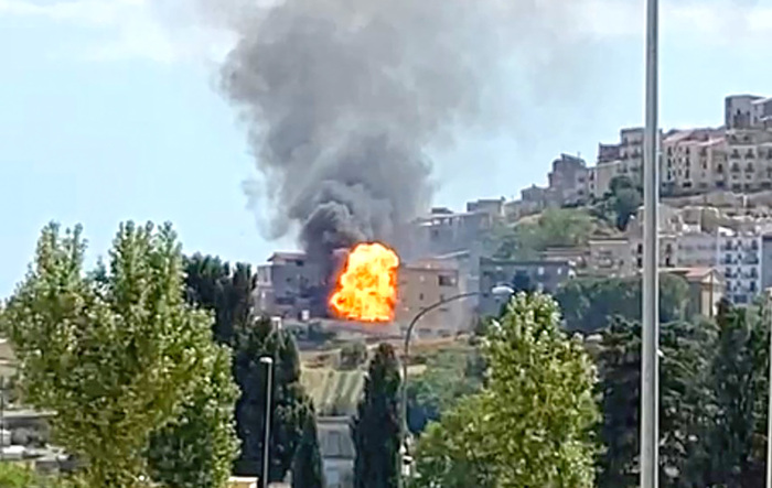 Incendio ed esplosioni a Salemi in un ferramenta: nessun ferito