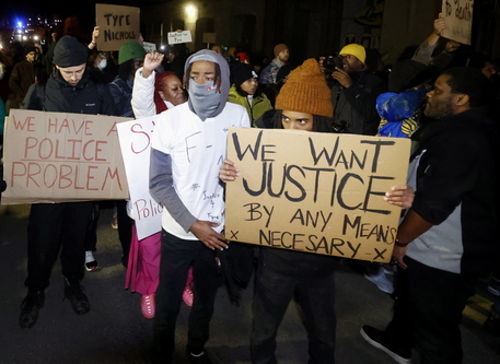 Afroamericano ucciso dai poliziotti, proteste in numerose città Usa