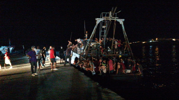 Maxi sbarco a Lampedusa, 238 migranti a bordo di un peschereccio