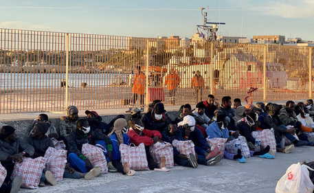 Lampedusa, al via il trasferimento dei migranti: in 1.425 all'hotspot