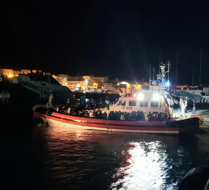 Torturavano i migranti in Libia, arrestati 5 scafisti a Lampedusa