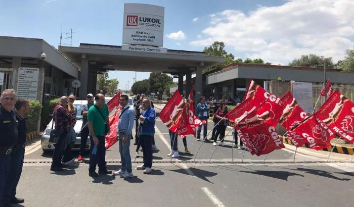 Rifondazione comunista accanto ai lavoratori Lukoil in lotta per il lavoro