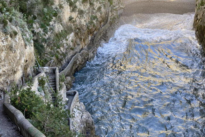 Due morti in Campania per il maltempo, donna muore mentre fotografa mareggiata