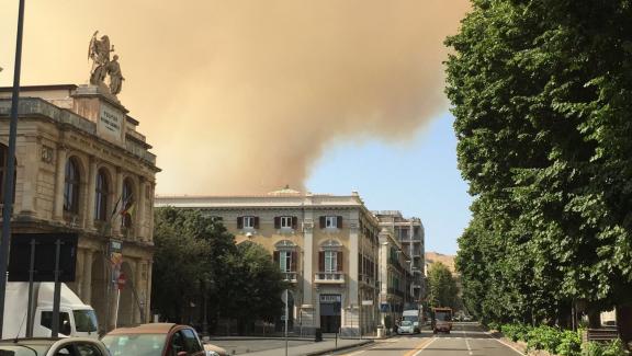 Messina assediata dal fuoco, evacuata la Cittadella universitaria