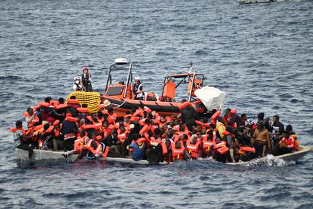 Reggio Calabria, soccorsa nave con 200 migranti, si tenta trasbordo