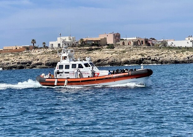 Soccorsi 36 migranti, ieri quasi mille arrivi a Lampedusa