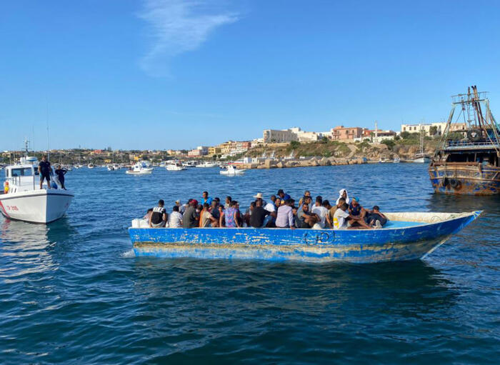 Arrivi di migranti senza sosta a Lampedusa: oggi approdano in 305