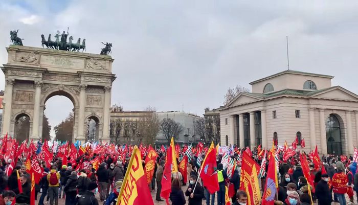 Manovra, migliaia alla manifestazione di Milano
