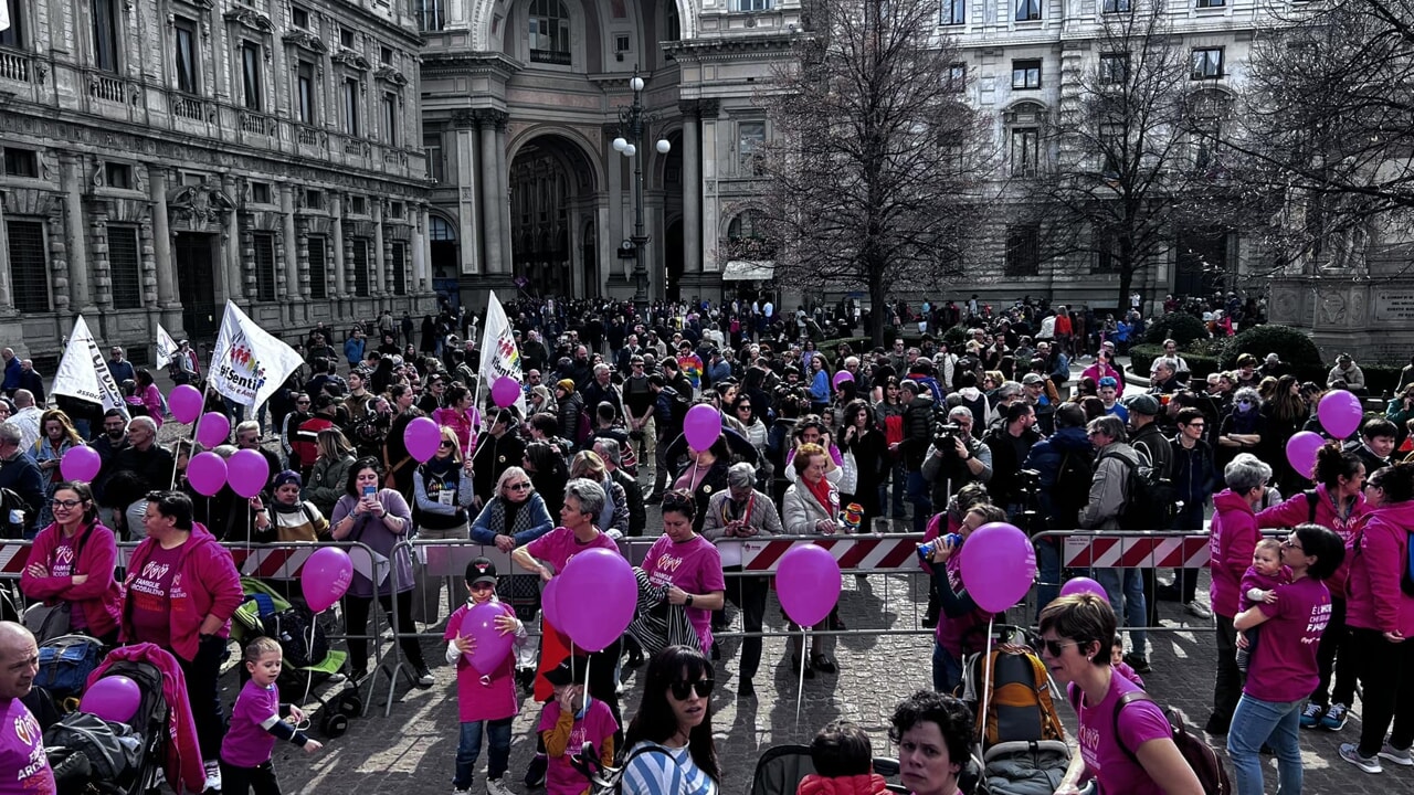 Milano scende in piazza per i diritti delle famiglie arcobaleno