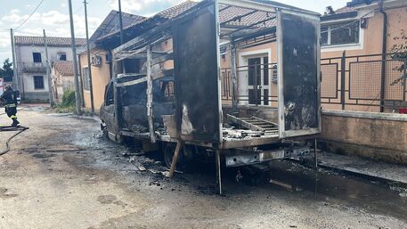 Incendiato un furgone di una ditta che lavora per il Comune di Mileto
