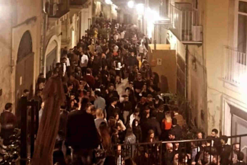 Movida violenta nel centro storico di Modica: raid dei teppisti ubriachi