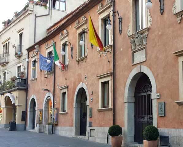 I conti del Comune di Taormina ai raggi X, De Luca: mancano 20 milioni di tributi