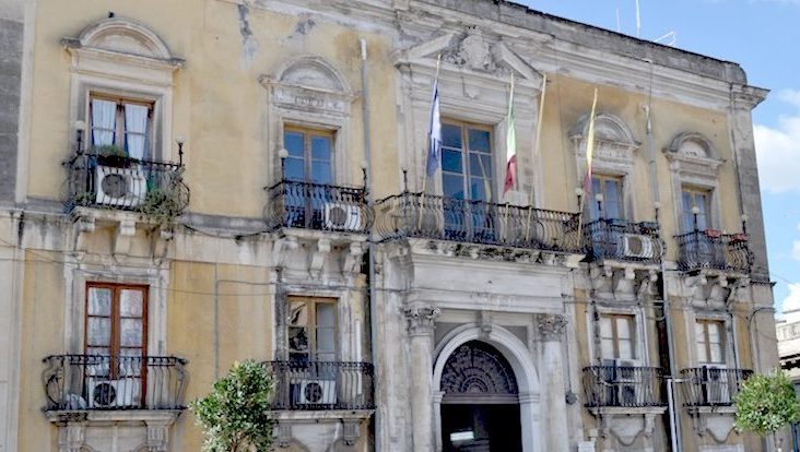 Arance contro le finestre del Municipio: 3 denunciati a Lentini