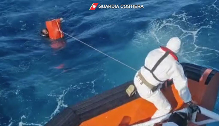 Naufragio di migranti a Lampedusa, motovedetta salva 20 persone