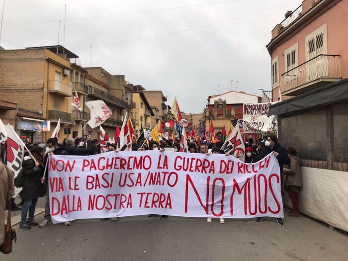 Il Comitato No Muos in strada a Niscemi: in 500 per dire no alla guerra