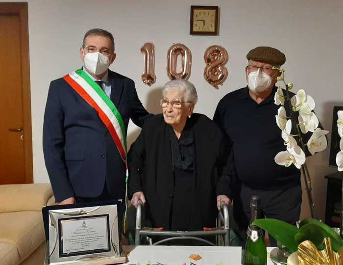 Nonna Caterina compie 108 anni, una targa dal sindaco di Castellammare