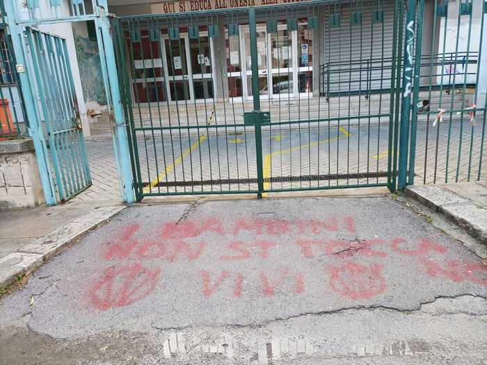 Scritte 'no vax' davanti scuola di Palermo: "I bambini non si toccano"