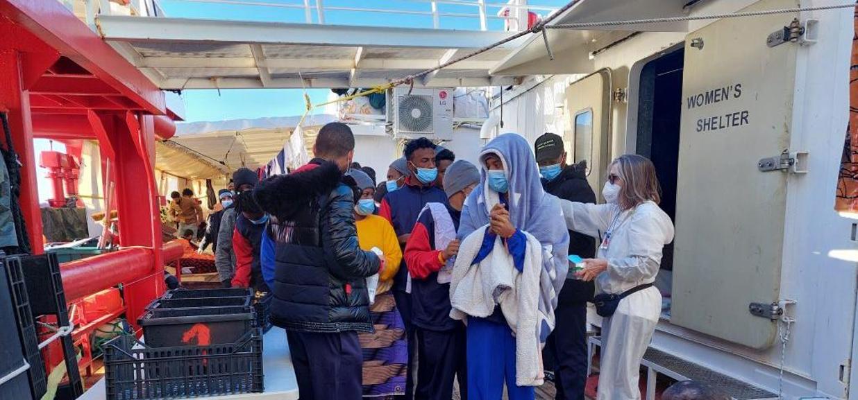 Arrivata a Pozzallo la Ocean Viking con 306 migranti: 87 sono minorenni